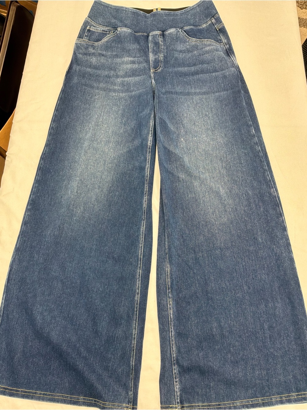 HALARA Wide-Leg High-Rise Jeans in Blue Wash